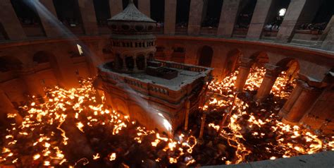 Miles De Cristianos Celebran El Fuego Sagrado Del Santo Sepulcro De