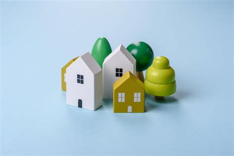 Una Pequeña Casa De Madera Y Llaves Como Una Idea Para Invertir En Su