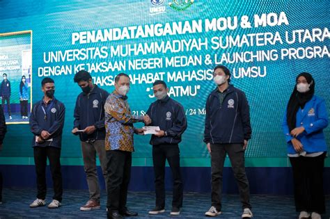 UMSU Dan Kejari Medan Serahkan Tali Asih Kepada 6 Mahasiswa Berprestasi