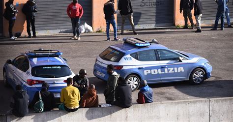 Padova Nigeriano Aggredisce Due Poliziotti Con Un Enorme Ascia In