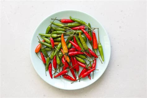 Chili Peppers On Modern Background Encarnado Ou Tabela Branca Em Uma