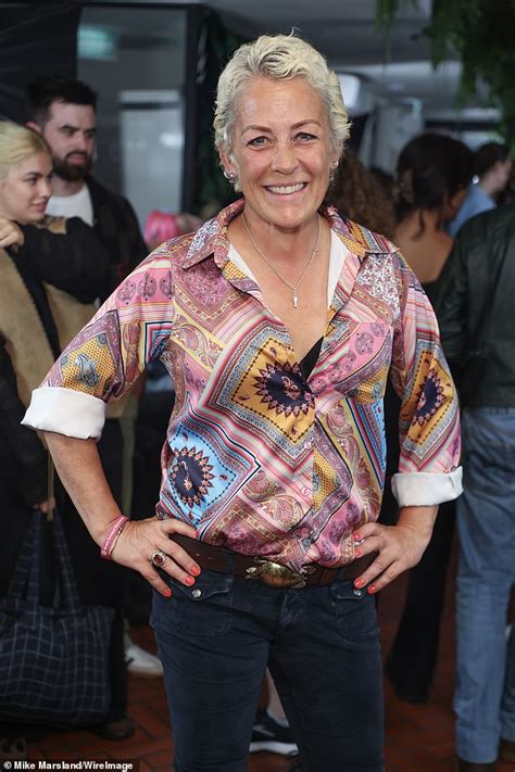 Hot Sexy Sarah Beeny Bikini Pics