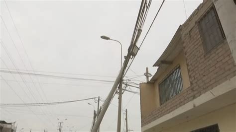 Villa El Salvador Poste De Luz A Punto De Caer Pone En Riesgo A