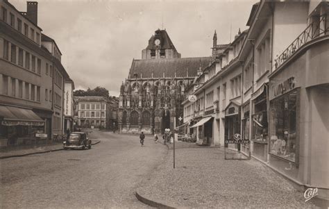 Louviers Rue Maréchal Foch et l église Notre Dame Carte postale