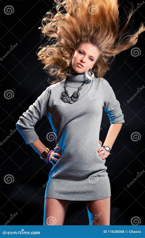 Mujer Joven Con El Pelo Que Agita Foto De Archivo Imagen De Pista