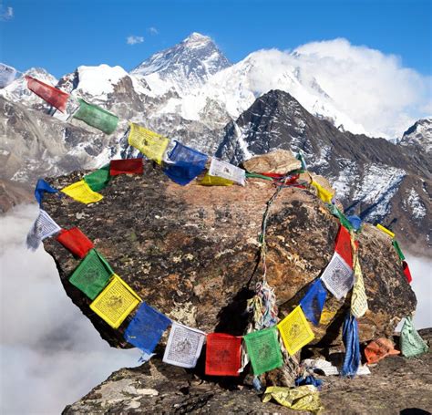 El Monte Everest Y Lhotse Con Las Banderas Budistas Del Rezo Foto De