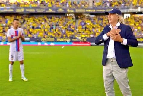 Mágico González aclamado en el saque de honor del Cádiz Barcelona