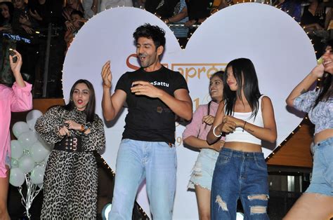 Kartik Aaryan Performs With Fans At The Inorbit Mall In Mallad On 4