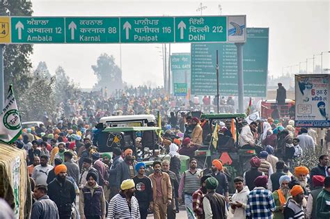 `delhi Chalo Farmers Try To Break Through Road Blocks Face Tear Gas Shells Daily Excelsior