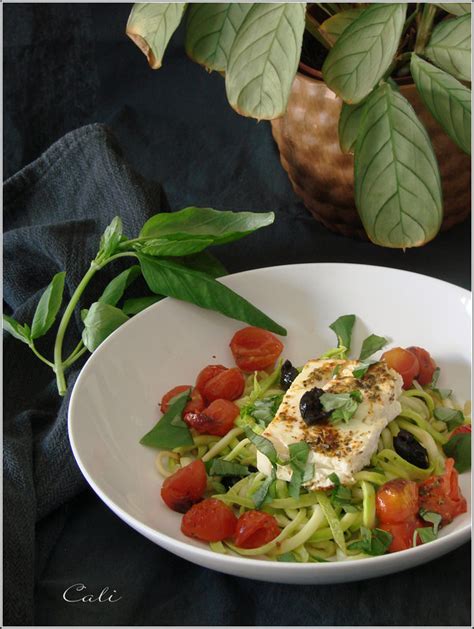 SPAGHETTI DE COURGETTE À LA FETA TOMATES CERISES RÔTIES OLIVES