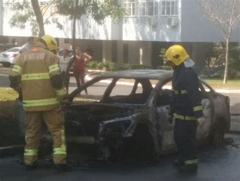 Carro Fica Completamente Destru Do Ap S Pegar Fogo Na Asa Norte