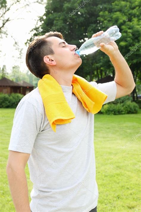 L Homme Boit De L Eau Provenant D Une Bouteille Photographie Mallivan