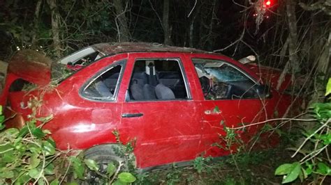 Carro Bate Em Rvore E Motorista Fica Ferido Na Br Em Curral De Dentro