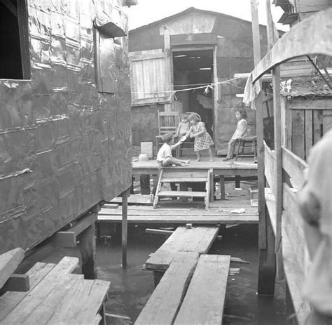 Niños Jugando Frente A Sus Casas En Puerta De Tierra San Juan Puerto