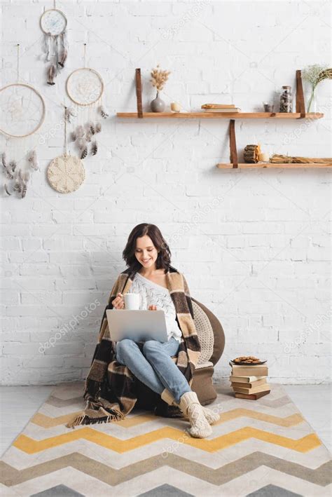 Mujer Feliz Con Galletas Y Caf Usando El Ordenador Port Til En La Sala