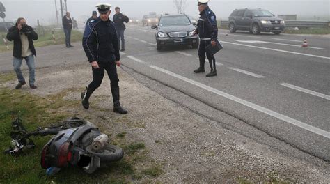 Incidente In Viale Europa Finisce Per Terra Uno Scooter Con Un Ragazzo