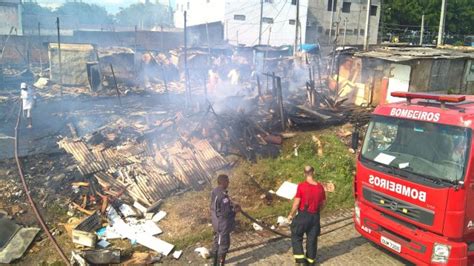 Incêndio destrói barracas da Feira do Rolo em Feira de Santana