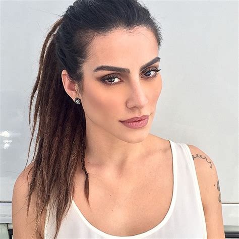 Cleo Pires Aparece Deslumbrante Em Ensaio Fotogr Fico Dreadlocks