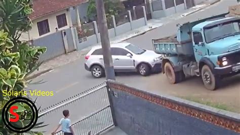 Caminhão Caçamba Sem Freio Desce Morro em Joinville SC YouTube