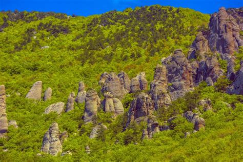 Columnas Rocosas En El Valle De Los Fantasmas De La Cordillera Demerji