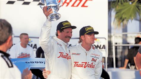 Dale Earnhardt Jr Et Dale Sr Figurent Sur La Liste Nascar De Fin D