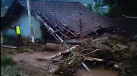 Satu Rumah Hampir Terseret Longsor Di Cilawu Garut Akses Ke