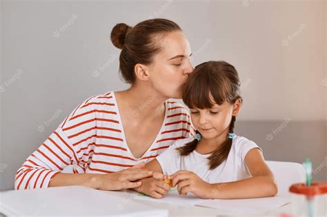 Portrait Dune Jeune Mère Aimante Assise Avec Une Fille Décolière à