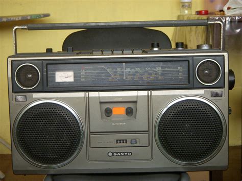 NOSTALGIA: RADIO LAMA UNTUK DIJUAL