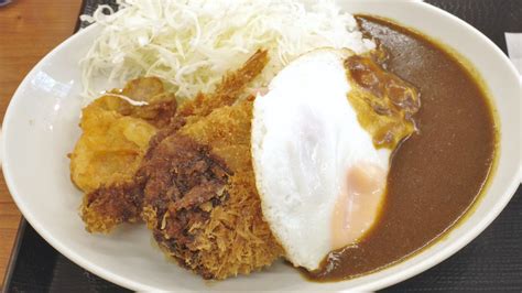 【食レポ】かつやで大人のお子様ランチ的な佇まいの「フル盛りプレート」登場 スパイシーなカレーライスにからあげ、海老フライ、ハンバーグカツ