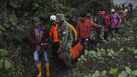 Momen Evakuasi Jenazah Di Gunung Marapi 23 Pendaki Tewas