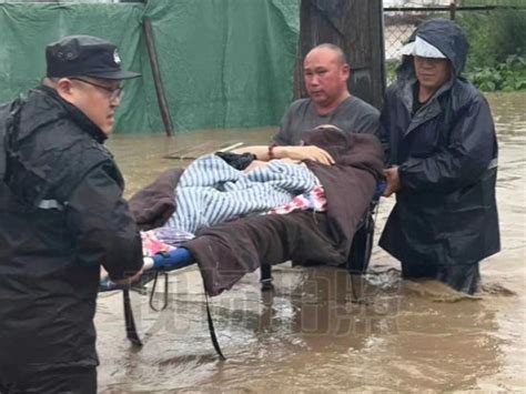 在暴雨中逆行的“警察蓝”