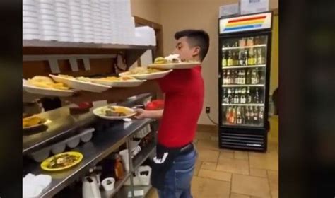 Tiktok Viral Hoy Carg As Los Platos De Comida En Su Brazo Y Se