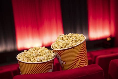 Kino Mitarbeiterin verrät Popcorn Trick und rät dringend von Getränk ab