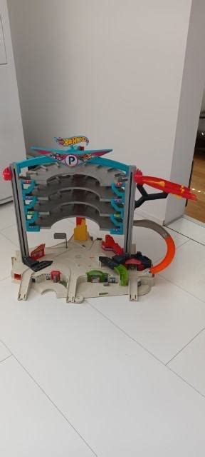 Prodam garažno hišo Hot Wheels