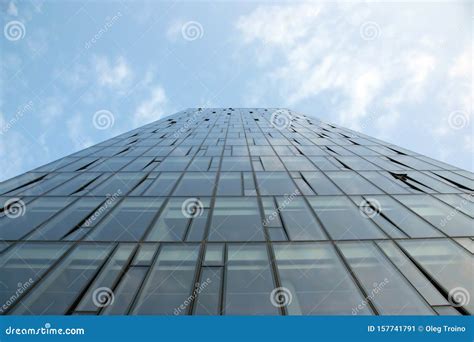 Fachada De Cristal De Un Moderno Edificio De Varias Plantas Contra El