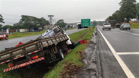 Acidente Caminh O Perto Do Bonez O Em Apucarana