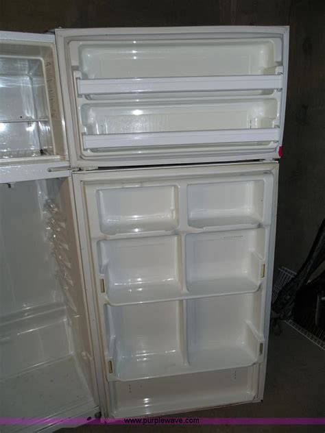 White Kelvinator Refrigerator With Top Frostless Freezer In Wichita Ks