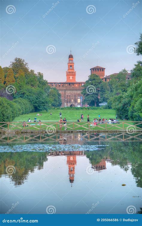 Castello Sforzesco Visto Desde Parco Sempione En Milano Italia Foto