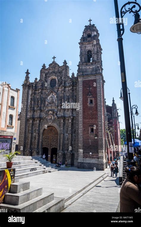 La Sant Sima Iglesia O La Iglesia De La Sant Sima Trinidad Con Fachada