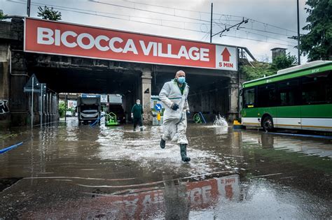 Seveso Esondato Le Foto Di Milano Allagata Corriere It