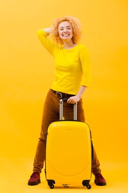 Plein Coup De Femme Blonde Avec Valise Photo Gratuite