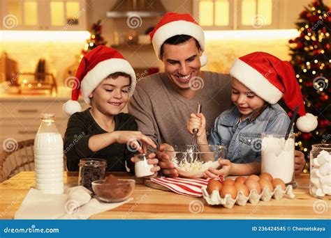 Padre Feliz Y Sus Hijos Haciendo La Masa Para Deliciosas Galletas De