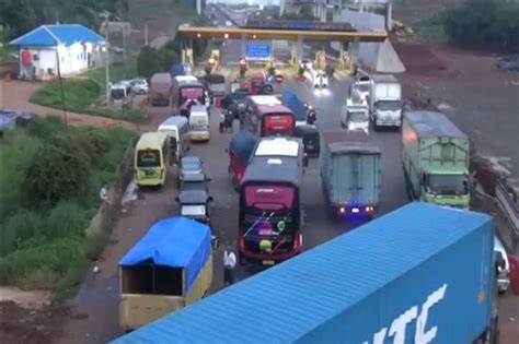 One Way Diberlakukan Kendaraan Pemudik Menumpuk Di Gerbang Tol Sadang