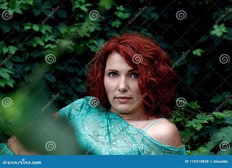 Menina Vermelha Do Cabelo Entre As Folhas Verdes Foto De Stock Imagem