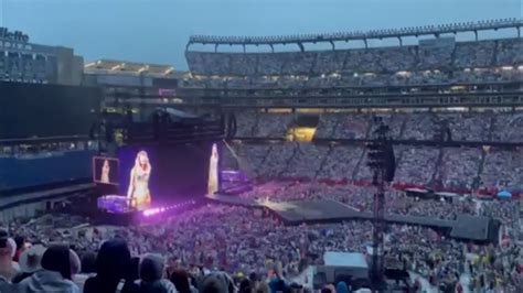 Security Guard Caught Singing At Taylor Swift Concert Says He Only Took The Job To See Her