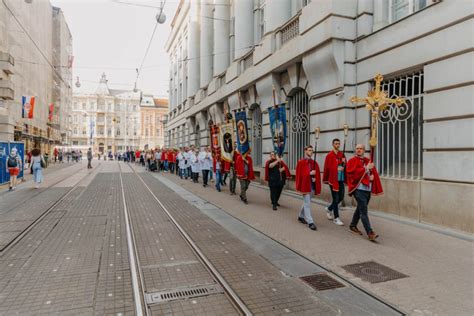 Procesija S Kipom Gospe Fatimske I Relikvijama Zaklada Vigilare