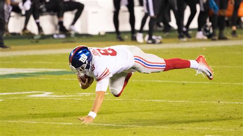 Giants' Daniel Jones tries to explain tripping on 80-yard run | Yardbarker