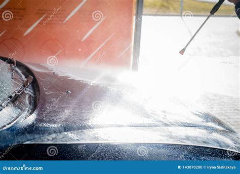 Carro Washing Carro Da Limpeza Usando A Gua De Alta Press O Foto De