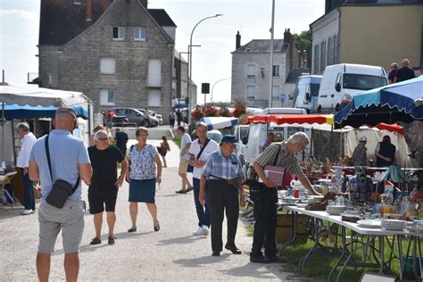 Une cinquantaine d antiquaires et de brocanteurs sont réunis à Gien