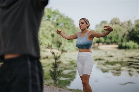 Mujer Haciendo Ejercicio De La Calistenia En El Parque Para El